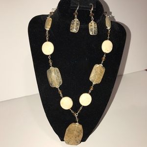 Chic but timeless Stone Necklace with matching ear